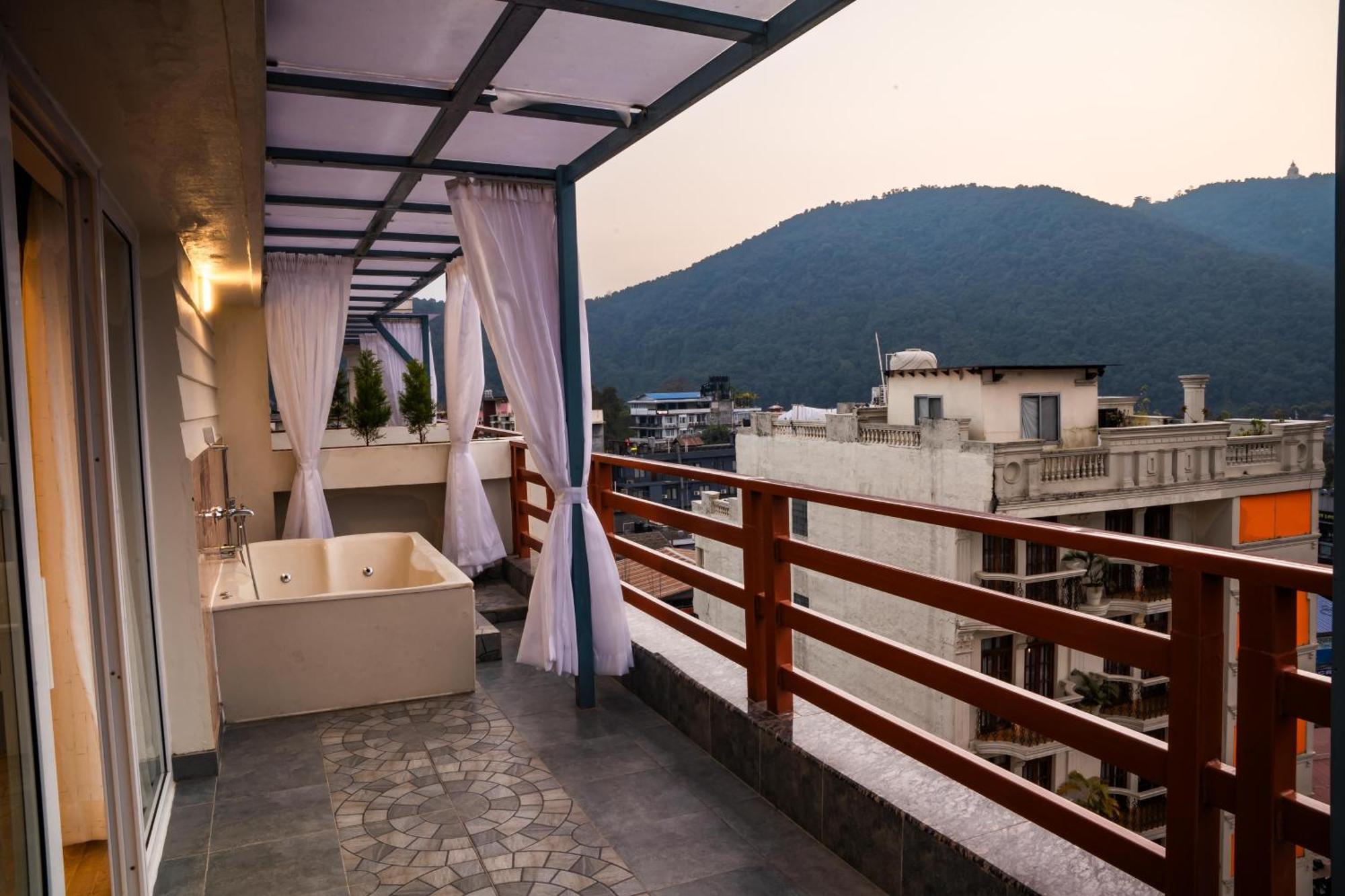 Pokhara Alpine And Springs Hotel Bagian luar foto